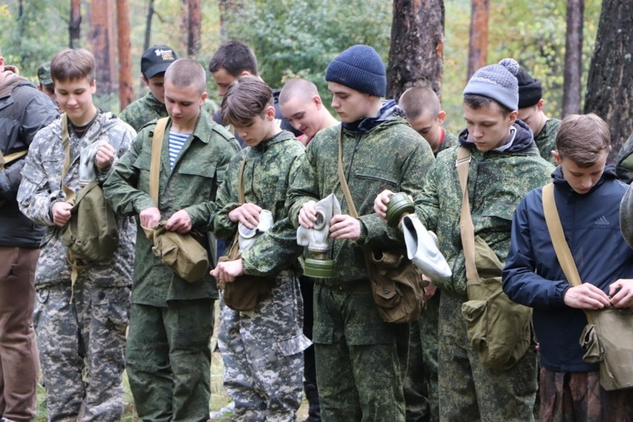 Тамбовские кадеты учатся жить в лесу, собирать автоматы, заготавливать дрова и помогать раненым