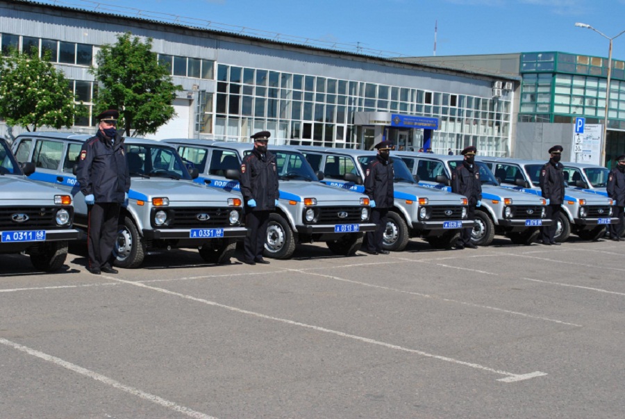 Тамбовские полицейские получили ключи от новых автомобилей
