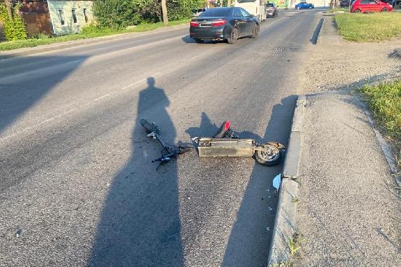 В Тамбове водитель "ГАЗели" сбил двух подростков на самокате