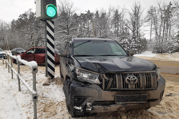 В Тамбовском районе внедорожник "Toyota Land Cruiser" протаранил "Renault"