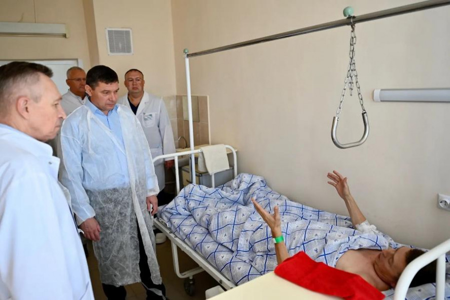 Глава Тамбовской области посетил пострадавших при атаке БПЛА на склад в Котовске