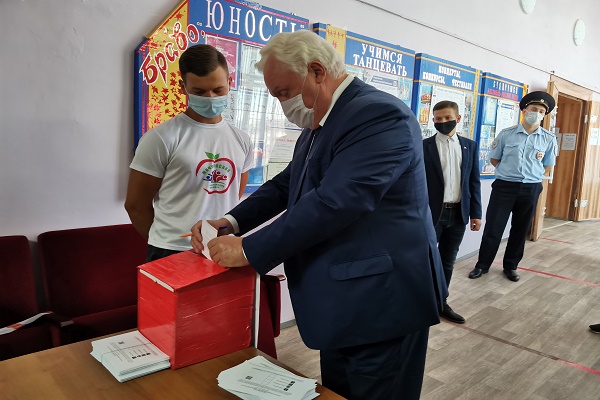 Председатель Тамбовской областной Думы Евгений Матушкин посетил свой избирательный участок в Мичуринске