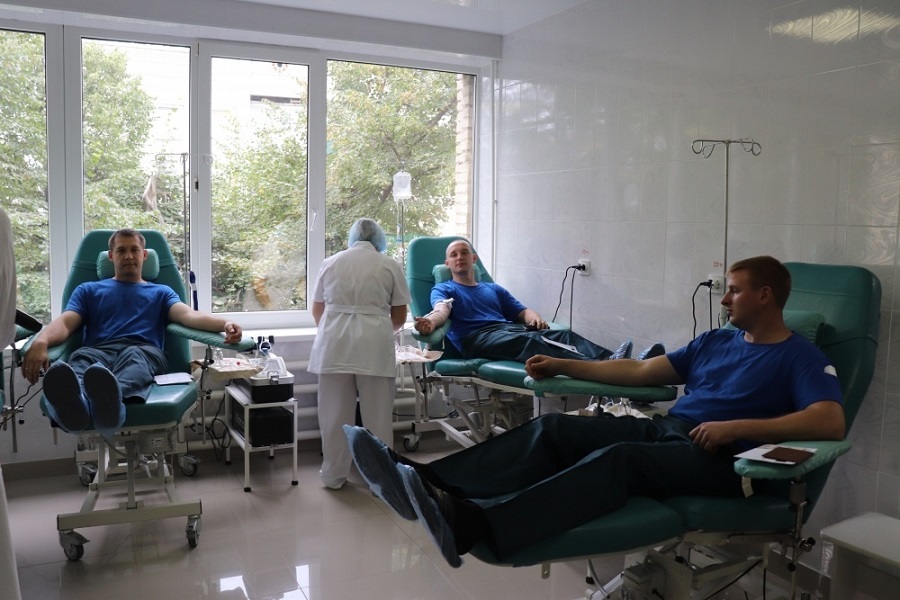 Тамбовские спасатели сдали кровь в Национальный день донора