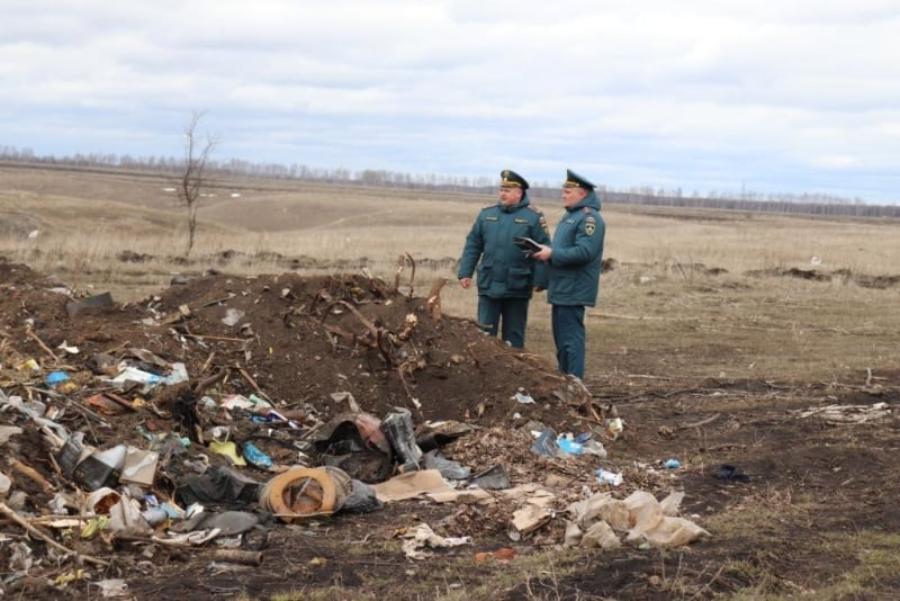 В Тамбовском районе сотрудники МЧС выявили незаконную свалку на границе с лесом