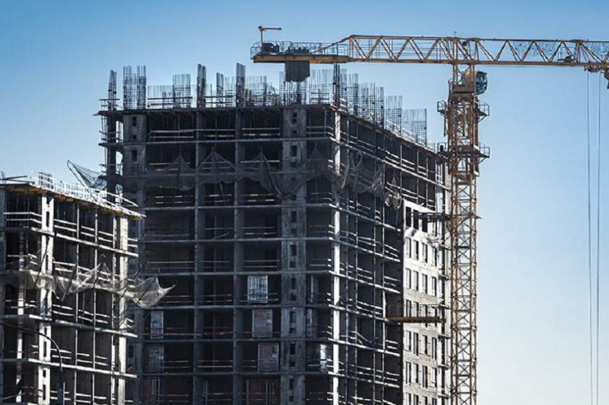 Темпы жилищного строительства в январе в России упали в два раза