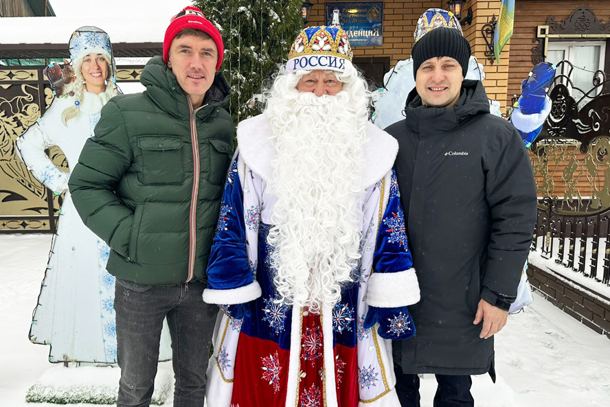 Юрий Жирков посетил резиденцию Спортивного Деда Мороза в Сосновке