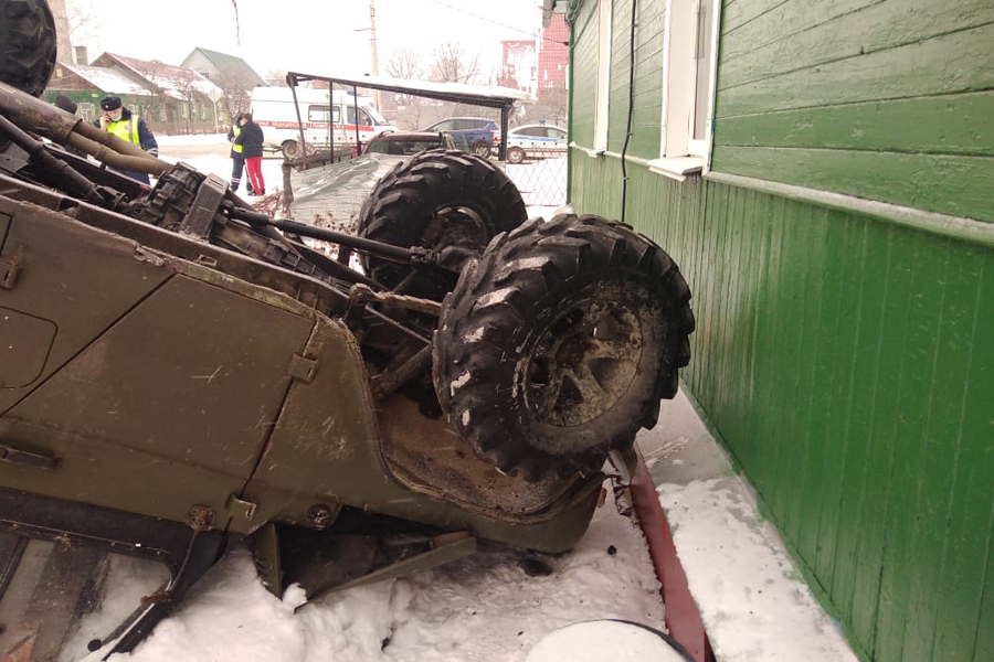 В Тамбове водитель УАЗа скончался в ДТП, вылетев из машины