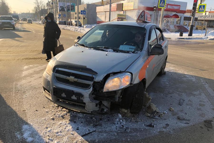 В Тамбове водитель "Весты", проскочив на красный, врезался в учебный автомобиль