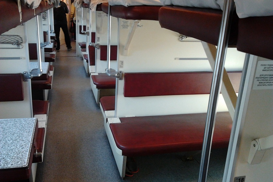Пассажиров нижних полок поездов могут обязать уступать место у стола