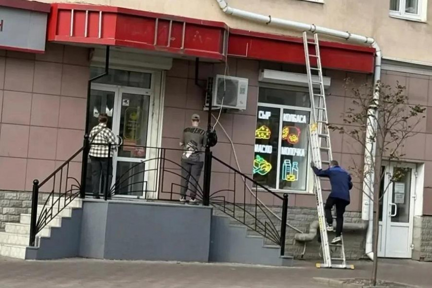 В центре Тамбова приводят в порядок вывески на Советской