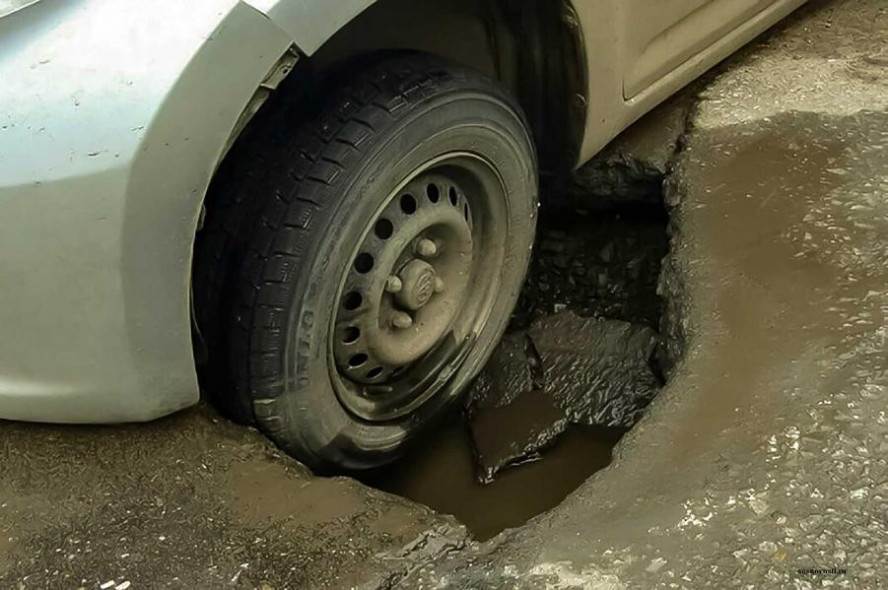 Суд взыскал ущерб с дорожной службы за повреждение автомобиля на улице Ореховой