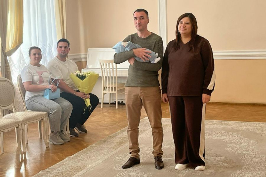 В Тамбове вручили свидетельство о рождении двухтысячного ребёнка 2026 года