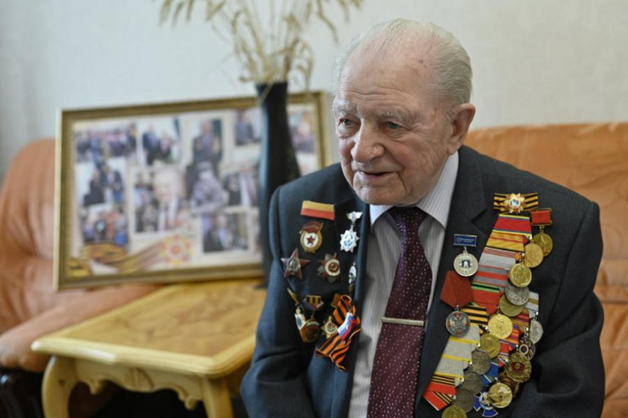 Глава региона подарил тамбовскому ветерану Великой Отечественной войны настенные часы