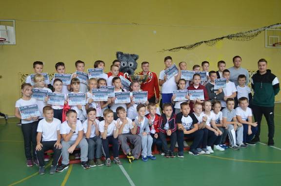 Тамбовские хоккеисты провели зарядку с учениками центра образования №13