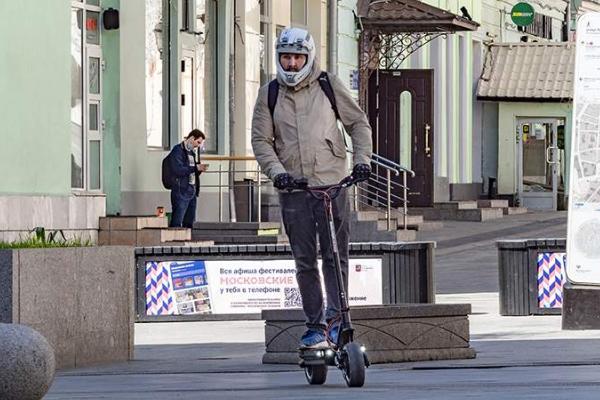 В России предложили ввести дорожные знаки для электросамокатов