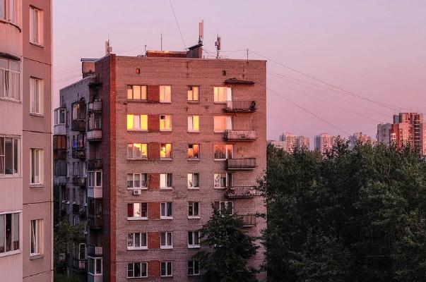 В Моршанске требуют очистить фасад многоэтажки от рекламы наркотиков