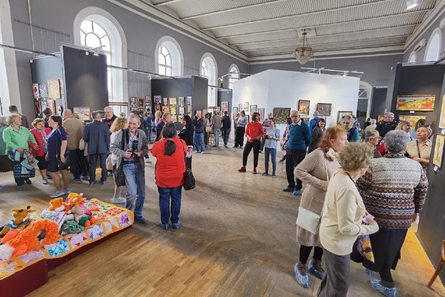 В картинной галерее открылась экспозиция из более 1000 произведений искусства