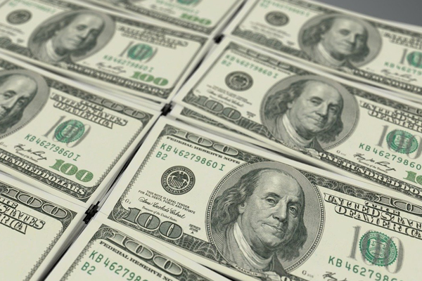 Курс доллара поднялся до максимума более чем за год