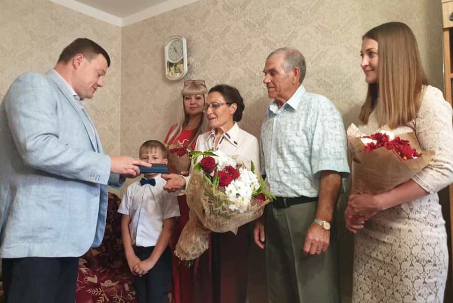 В День семьи, любви и верности Александр Никитин вручил семье из Уварова общественную награду