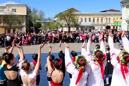 Жители Мичуринска на центральной площади спели хором "День Победы"