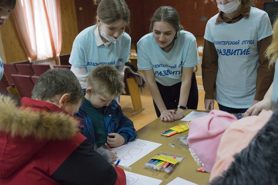Волонтёры Державинского оказывают гуманитарную и психологическую помощь эвакуированным из ДНР и ЛНР