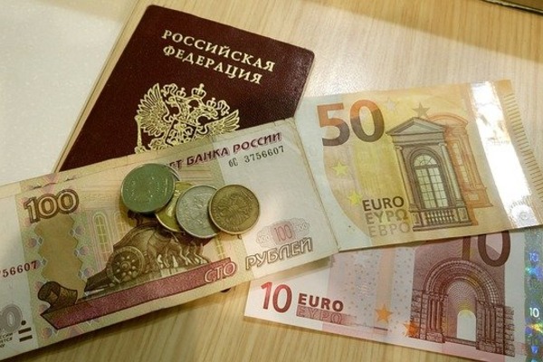 Обналичить проценты с валютных вкладов временно можно только в рублях