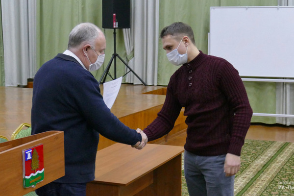 Алексей Плахотников вручил 20 семьям постановления о выдаче земельных участков в Новом Котовске