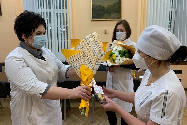 В Тамбове медиков наградили памятными медалями "За особый вклад в борьбу с коронавирусом" 