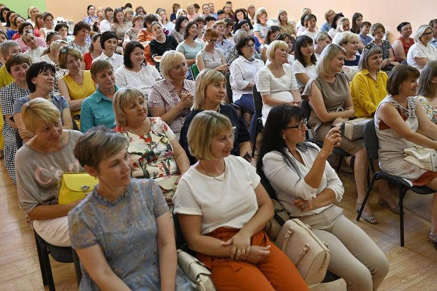Максим Егоров обсудил с педагогами строительство новых детсадов, обеспечение кадрами и музыкальное воспитание дошкольников