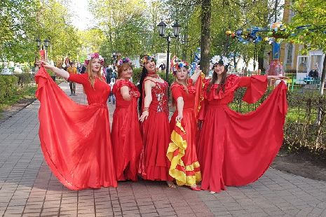 Народный ансамбль "В Мире Танца" выступил на открытии Парка культуры и отдыха в Мичуринске с яркой программой