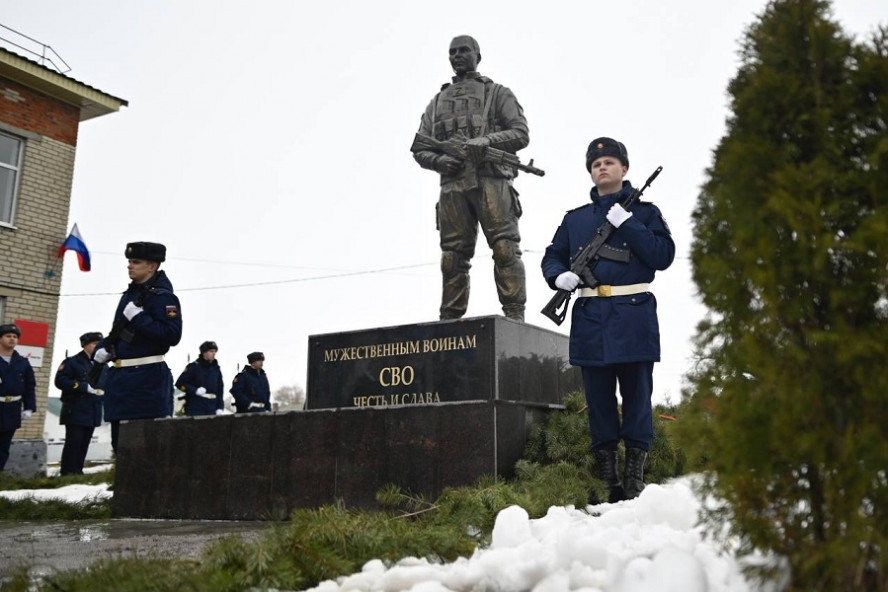 В Тамбовской области открыли первый в России памятник участникам СВО