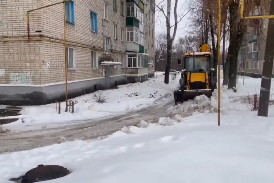 Власти и жители общими усилиями очищают дворы Тамбова от снега