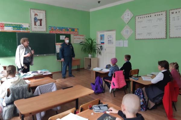 Сотрудники МЧС провели открытые уроки в Знаменской школе