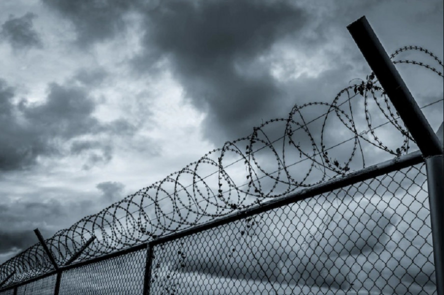Экс-сотрудника моршанской колонии осудили за пронос телефонов заключённому