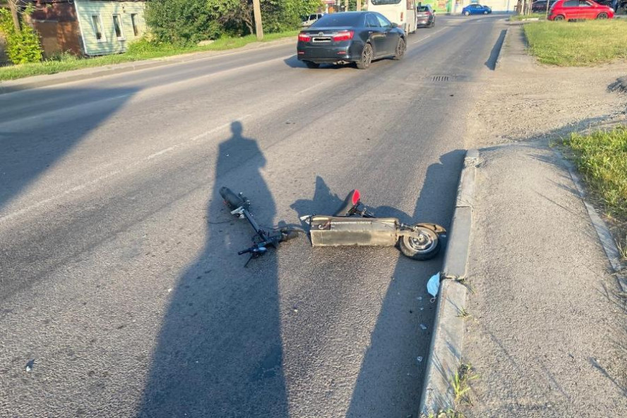 В Тамбове водитель "ГАЗели" сбил двух подростков на самокате