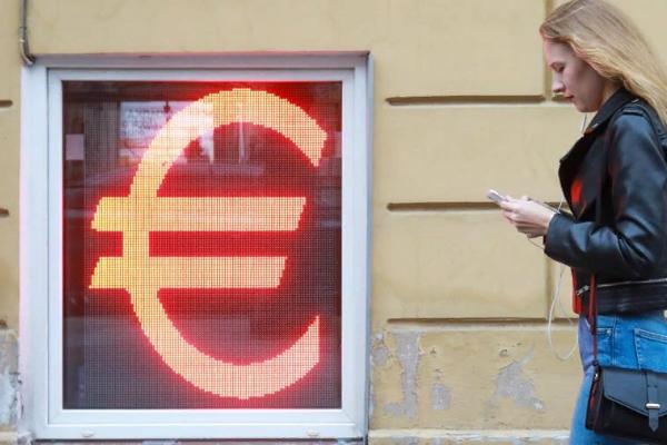 Впервые за четыре года курс евро поднялся выше 93 рублей
