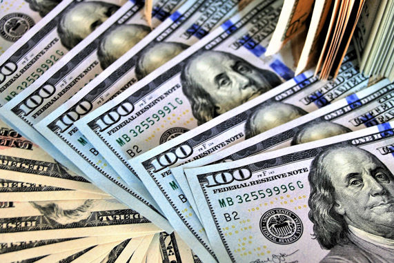 На открытии торгов курс доллара упал до 74 рублей