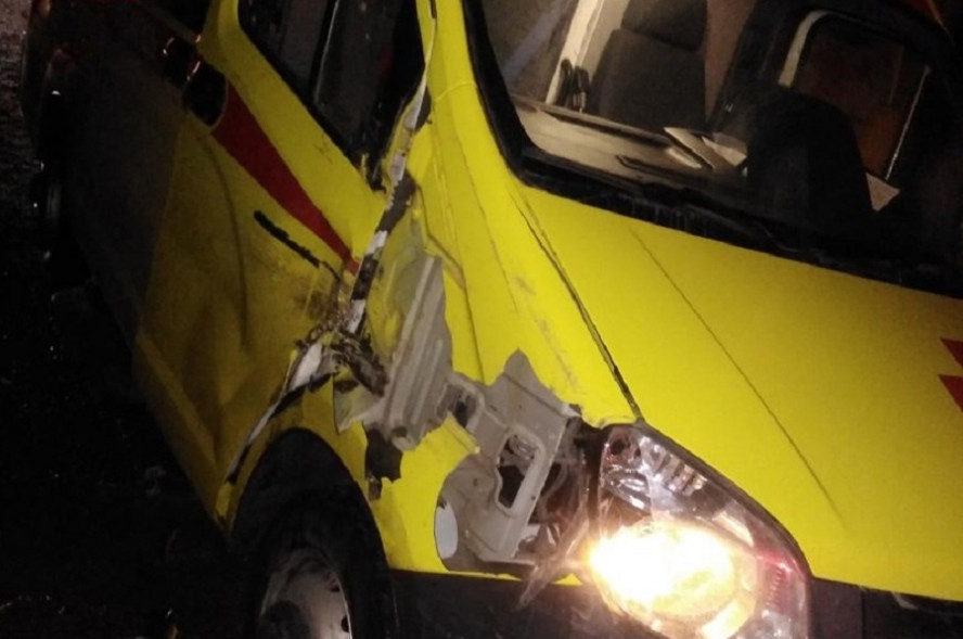 На трассе "Тамбов-Пенза" произошло тройное ДТП с участием автомобиля скорой помощи