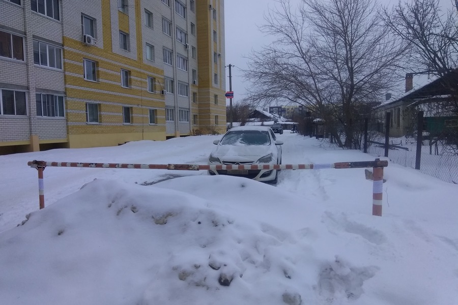 В Тамбове возле многоэтажки на Астраханской установили самодельный шлагбаум