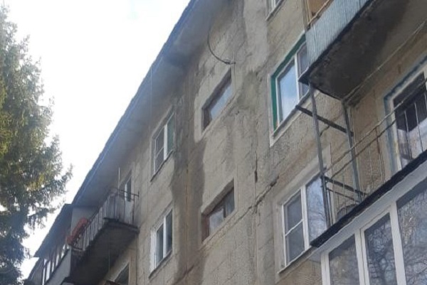 Из-за протекающей крыши в тамбовской многоэтажке затопило квартиру и подъезды