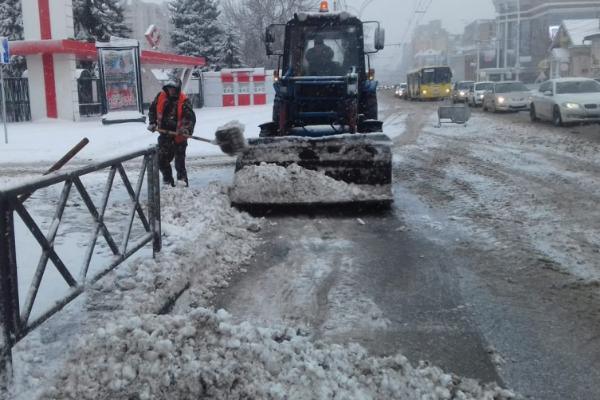 В Тамбове на уборку снега вышли более 100 рабочих