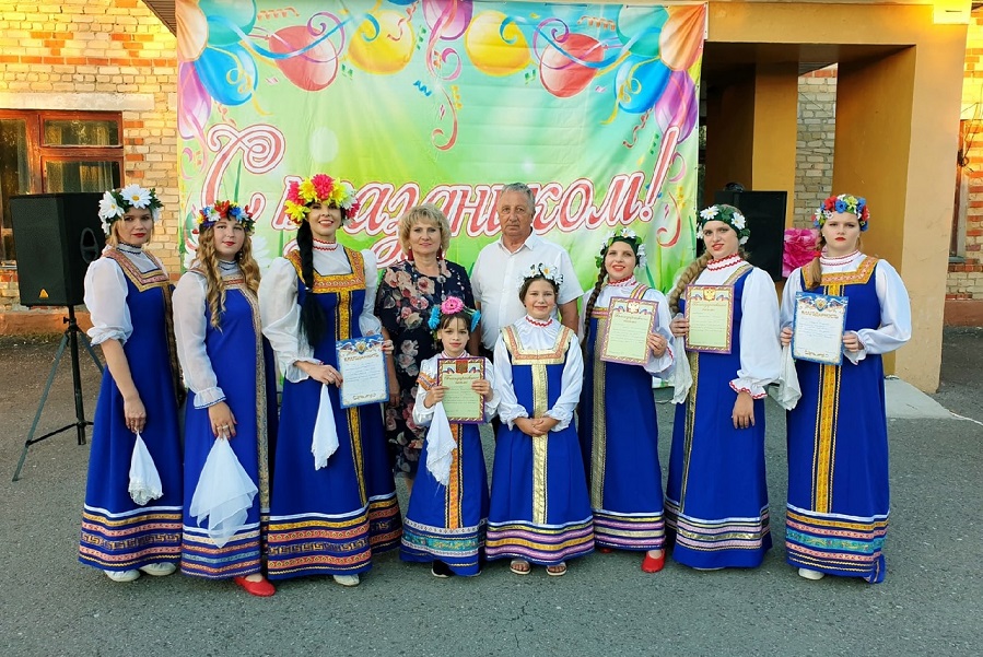 Народный ансамбль "В Мире Танца" выступил на концерте, посвящённому Дню села Красивое