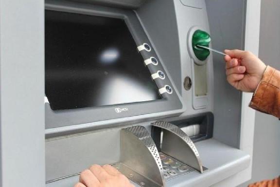 В Тамбовской области женщина украла чужие деньги из банкомата