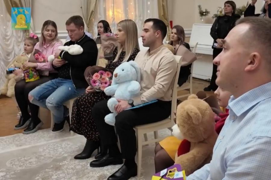 Семи тамбовским семьям торжественно вручили свидетельства о рождении детей