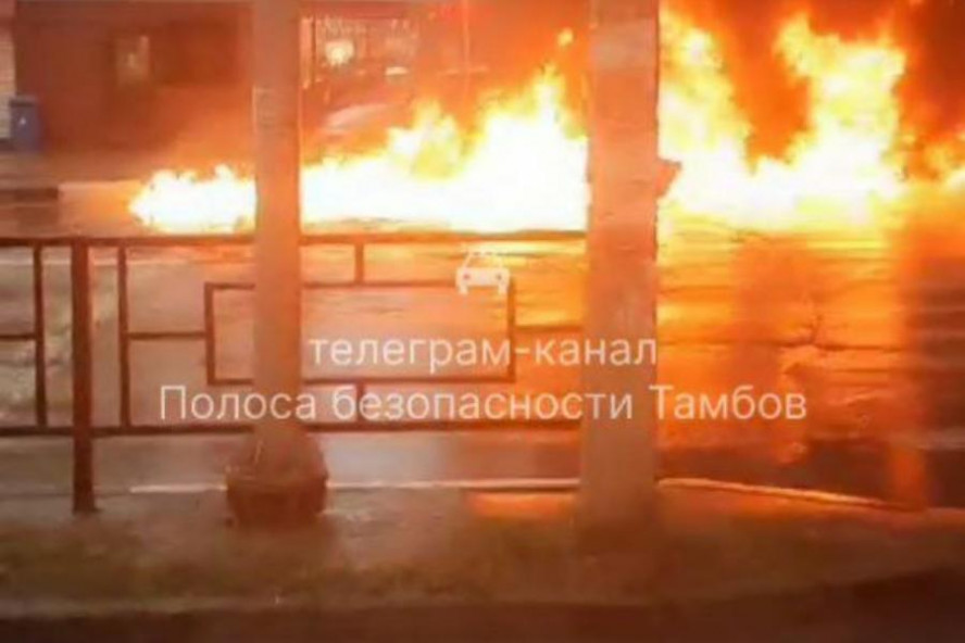 В Тамбове столкнулись "скорая" и легковушка: произошло возгорание