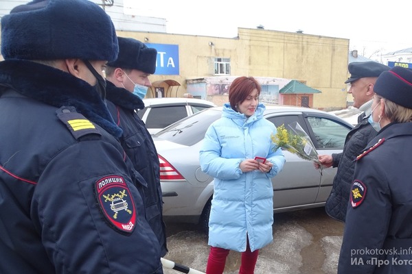 В Котовске сотрудники ГИБДД устроили "Цветочный патруль"