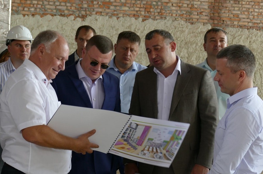 Александр Никитин посетил стройплощадку новой экотехношколы в Котовске