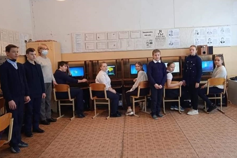 Тамбовский депутат передал в школу Гавриловского района компьютеры