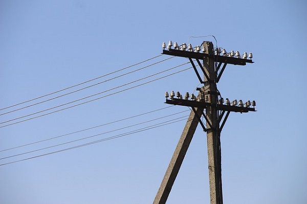 Повисший на электрических проводах столб наводит страх на жителей Тамбовского района 