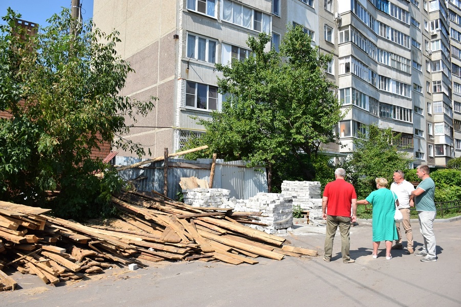 Жители Рылеева возмущены складированием стройматериалов и мусора возле многоэтажки